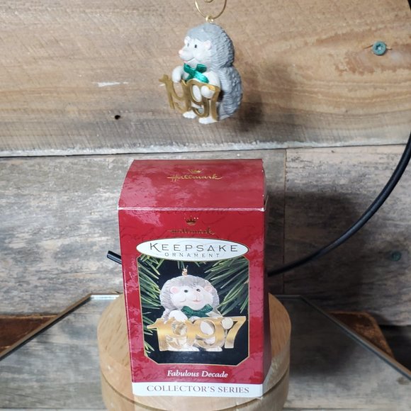 1997 Hallmark Keepsake Ornament - Fabulous Decade - Hedgehog - Picture 4 of 7